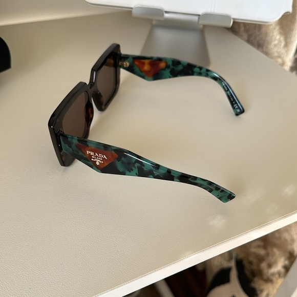 PRADA PR23YS Wide - high bridge fit Sunglasses - Picture 4 of 9